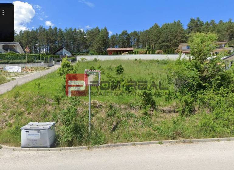 Exkluzívny stavebný pozemok na RD - Zeleň a domy v Pružine, pozemky - bývanie na úpätí lesa.