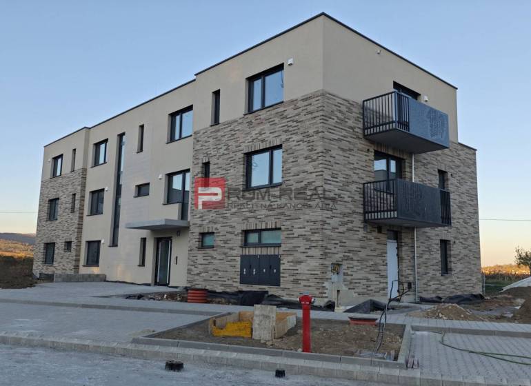 PREDAJ 2i byt, 110 m2, Prémiová novost. Zelené Nivy, Pezinok - Novostavba s tehlovým obkladom na ulici v Pezinku zahŕňa 2-izbové byty.