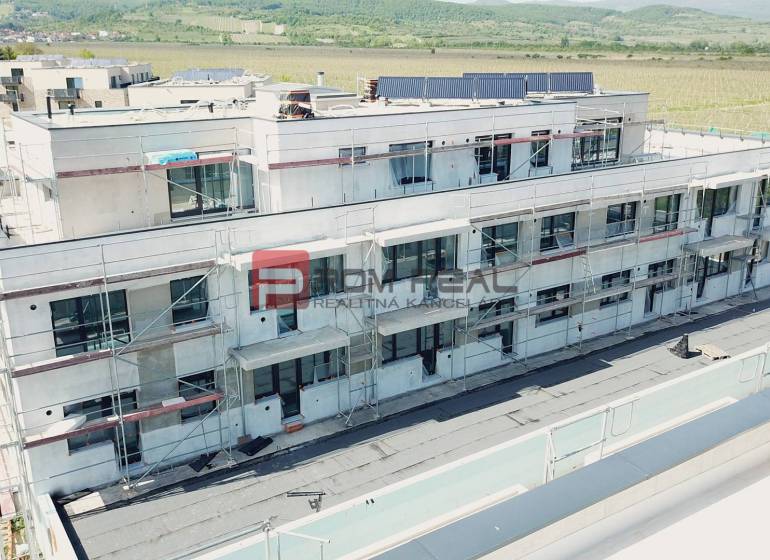 PREDAJ 2i byt, 43 m2, Prémiová novost. Zelené Nivy, Pezinok - Budova na Limbašskej ceste v Pezinku, ktorá je vo výstavbe, s výhľadom na okolie.