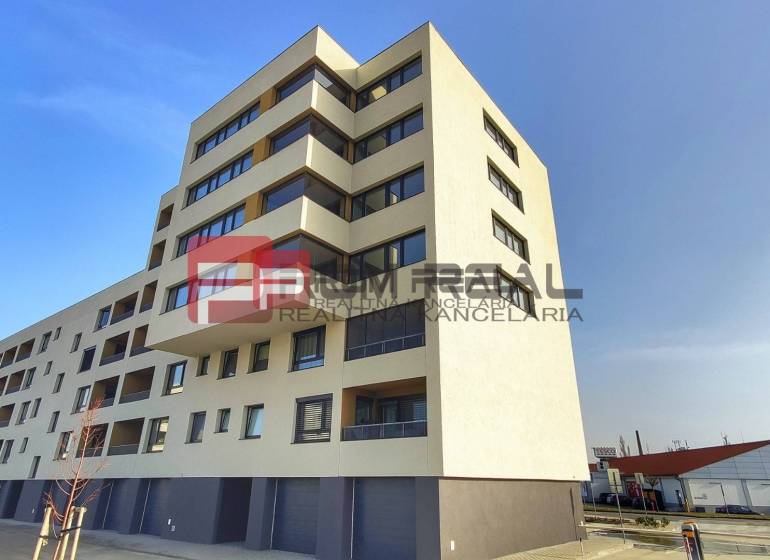 NA Predaj 4 izbový byt v projekte VINICE Pezinok 150m2 - Bytový dom na Obchodnej ulici v Pezinku, vhodný pre 4-izbový byt.
