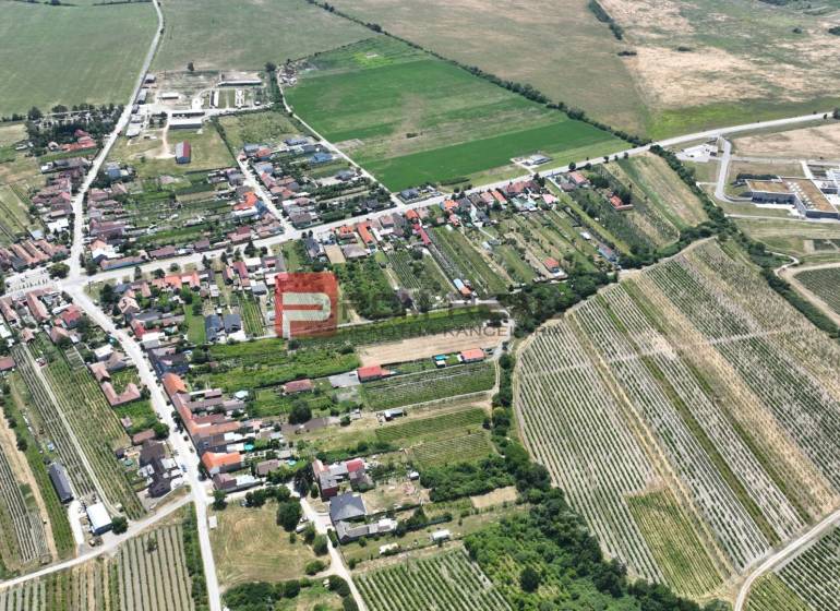 PREDAJ pozemok v novej lokalite DUBOVÁ - Letecký pohľad na Dubovú, usporiadané ulice a okolité polia, pozemky - bývanie.