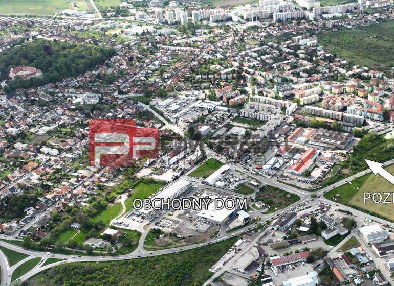 PREDAJ Stavebný pozemok výstavba bytov, hotel - Pezinok - Letecký pohľad na pozemky pri Šenkvickej ceste v Pezinku, vhodné pre bývanie.