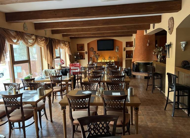 PREDAJ B&B Hotel v Starom meste - škola, centrum medicíny - Reštaurácia s drevenými stropmi, kvetinovou dekoráciou a krbom, kategória Hotely a penzióny.