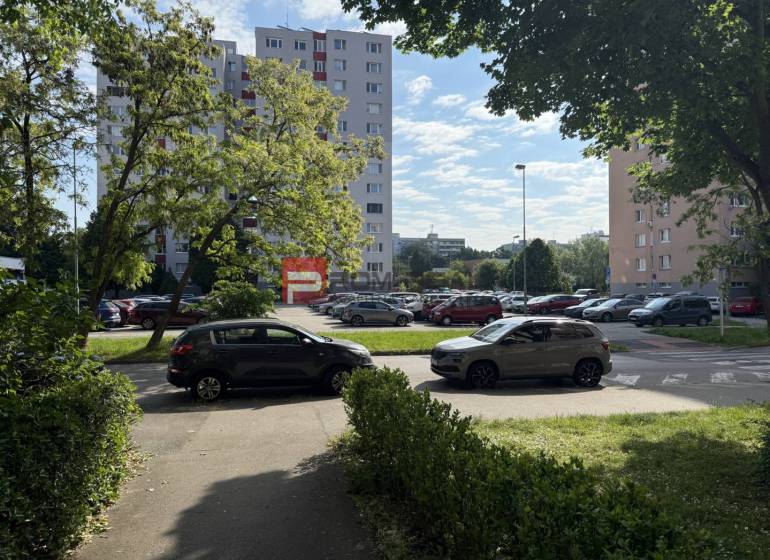 Pre konkrétneho klienta hľadám 4 izbový byt v Petržalke. - Pohľad na bytové domy a parkovisko, obklopené zeleňou na Hrobákovej v Bratislave V.