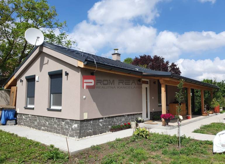 Pozemok 355 m2 so stavebným povolením malý bungalov Marianka - Rodinný domček vhodný na bývanie na pozemkoch v Marianke na ulici Na Tálkoch.