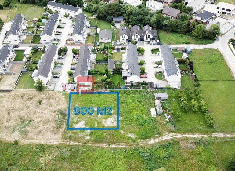 Pozemok Marianka 800 m2 super cena - Pozemok s rozlohou 800 m² v Marianke, Na Ovsisku, obklopený rezidenčnými domami pre bývanie.