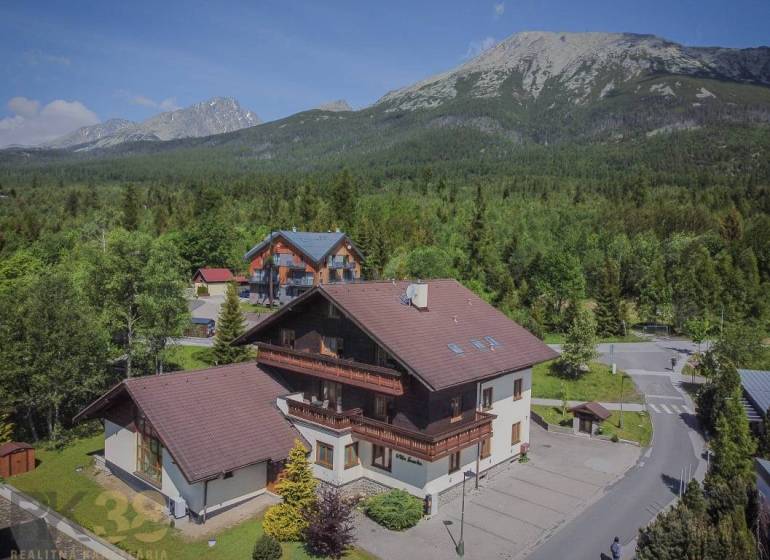 Znížená cena: priestranný apartmán s TOP polohou v Starom Smokovci - Rekreačné apartmány vo Vysokých Tatrách, obklopené hustým lesom a majestátnymi horami.