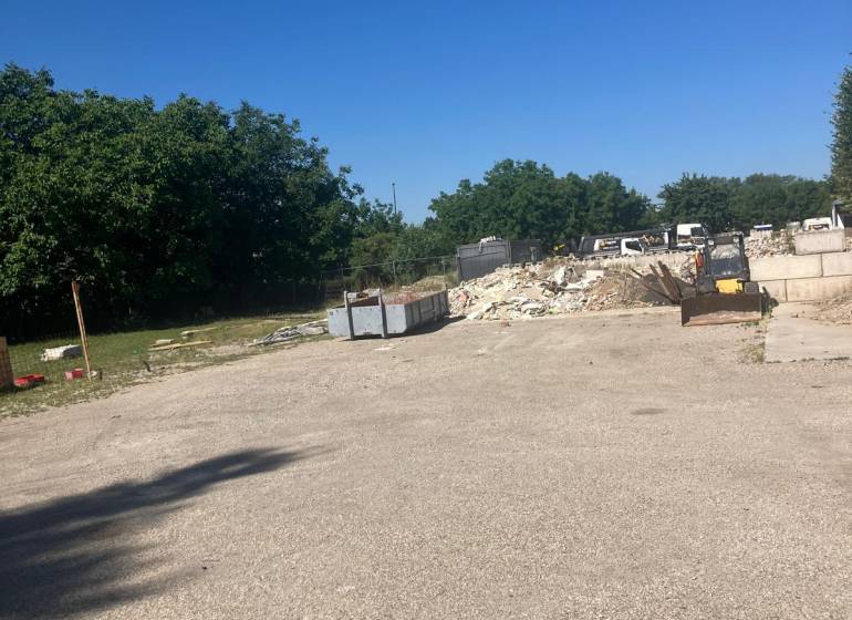 Predaj pozemku v 5868 m2 v PB. - Stavenisko s kontajnermi a stavebným odpadem na komerčných pozemkoch na Popradskej v Bratislave - Podunajských Biskupiciach.
