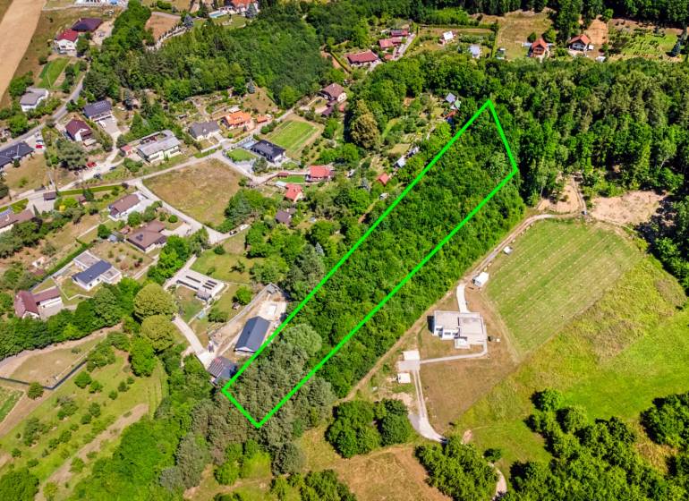 Pozemok s VEĽKÝM potenciálom_Vieska - Bezdedov (6441 m²) - Pohľad na rekreačné pozemky v Púchove, Vieska-Bezdedov obklopené bujnou prírodou.