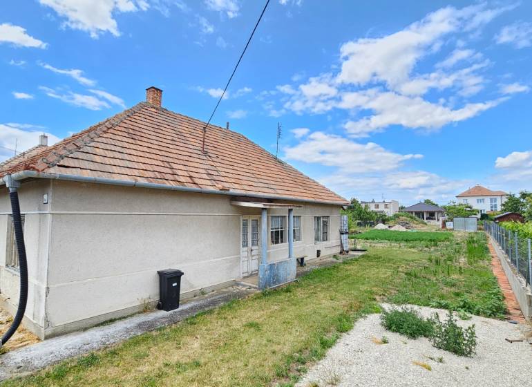 3 IZB ROD.DOM S VEĽKÝM POZEMKOM - KMEŤOVO, OKRES NOVÉ ZÁMKY - Rodinný dom na Malom Madarase v Tomášove, určený na Pozemky - bývanie.
