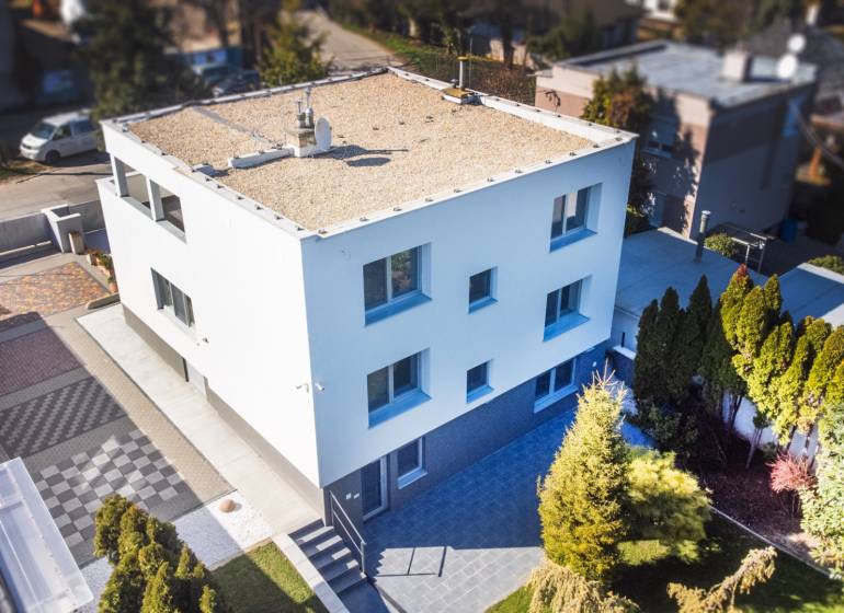 Prenájom/Predaj exkluzívneho viacúčelového domu v Bernolákove - Dvojpodlažná biela budova s parkovaním a zeleňou, na ulici Strojárenská, vhodná pre kancelárie.