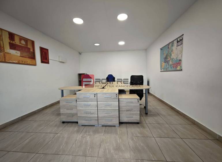PRENÁJOM - kancelárske priestory 35 m2, Modra - Kancelária na ulici Šúrska s dreveným stolom a mapou na stenách.