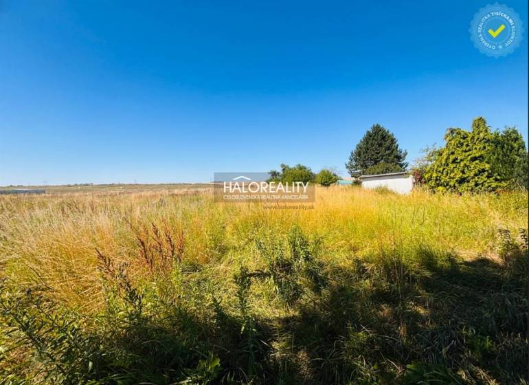 Predaj, pozemok pre rodinný dom   1115 m2 Horná Krup... - Pozemky - bývanie v Hornej Krupej so zeleňou a modrou oblohou v pozadí.