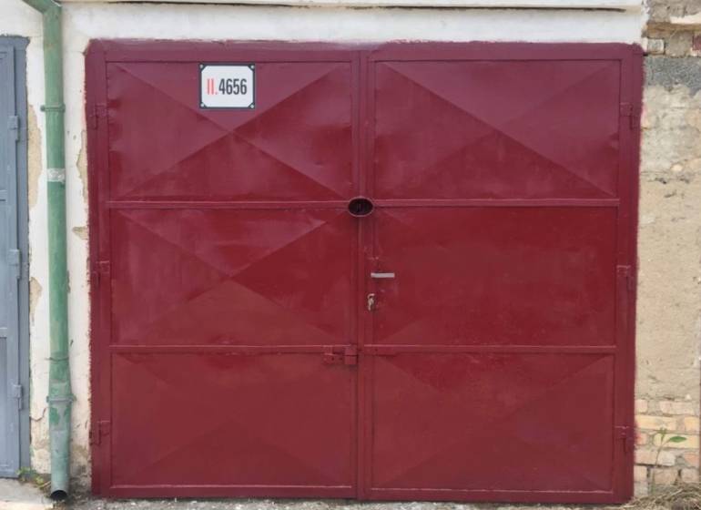 Murovaná garáž - Košice - Západ - Červené garážové dvere na Michalovskej ulici, Košice - mestská časť Západ.