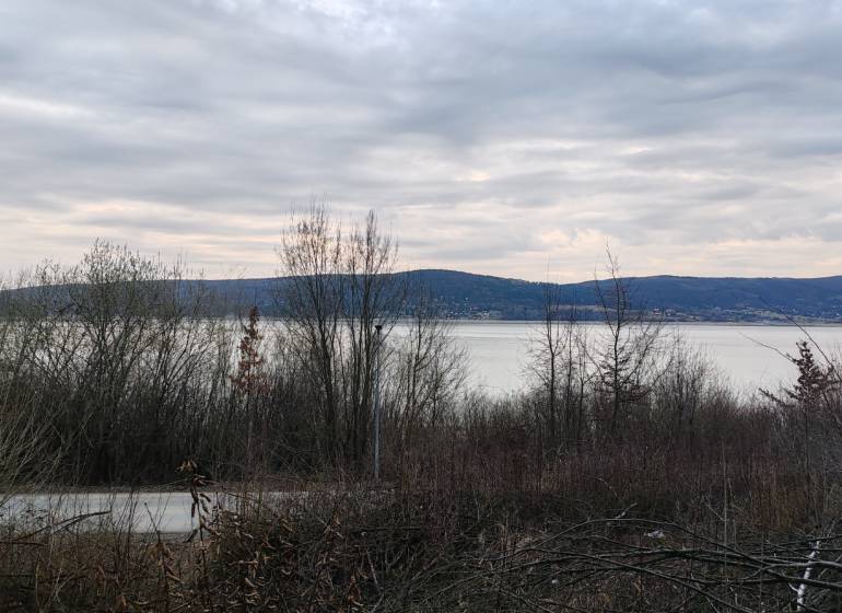 Pozemok snov pri vodnej ploche Domaša – Holčíkovce, Eva - Rekreačné pozemky na Eva ulici v Holčíkovciach ponúkajú výhľad na jazero a hory.