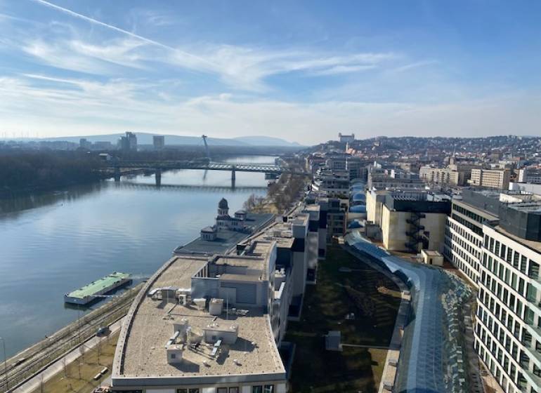 Luxusný 3 izbový byt,155 m2,EUROVEA TOWER,výhľad, 2x parkovanie - Výhľad na rieku a budovy na ulici Pribinova, vhodné pre 3-izbový byt.