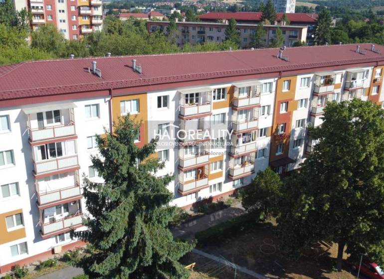 Predaj, trojizbový byt Rimavská Sobota, Rožňavská, R... - Pohľad na bytový dom v Rimavskej Sobote s ponukou 3-izbového bytu.