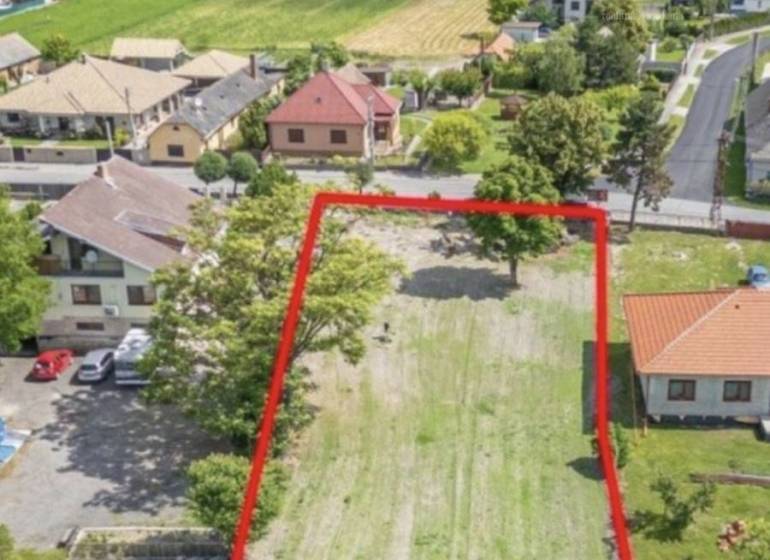 Vám ponúka na predaj stavebný pozemok v obci Č - Pozemok na bývanie v Čiližskej Radvani, obkolesený domami a zeleňou, ponúka krásne výhľady.
