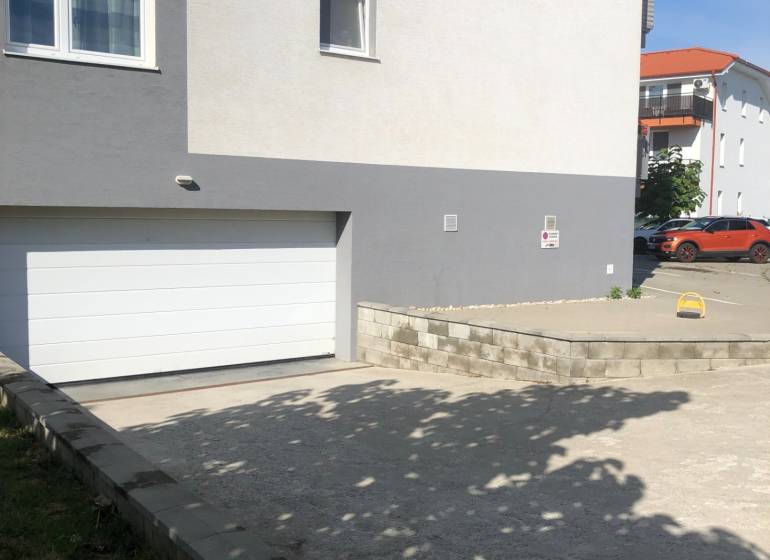 Na predaj vnútorná garážové státie 17.000,- Eur - V Slovenskom Grobe na Rastislavovej ulici sa nachádzajú garáže pri obytných budovách.