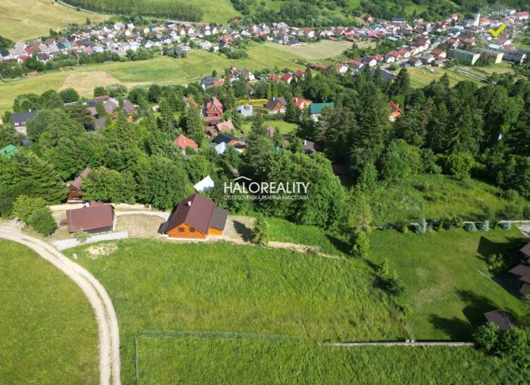Predaj, rekreačný pozemok Vyšné Ružbachy - EXKLUZÍVN... - Letecký pohľad na rekreačné pozemky vo Vyšných Ružbachoch obklopené zeleňou a dedinskými domami.
