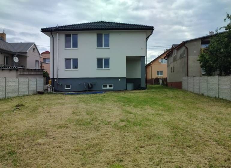REZERVOVANÉ! RD- NOVOSTAVBA, POZEMOK 825 m2, NEZÁBUDOVA, SABINOV. - Rodinný dom na ulici Nezabudova v Sabinove so záhradou a modernou strechou.