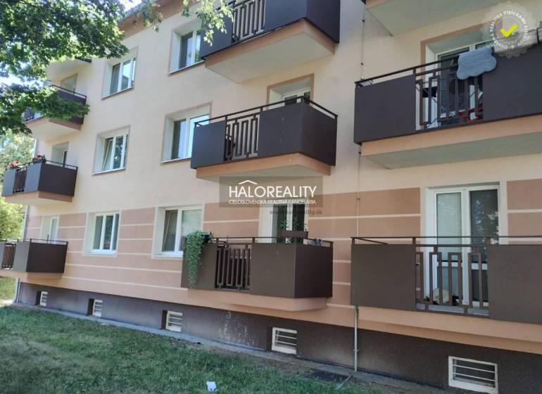 REZERVOVANÉ - Predaj, dvojizbový byt Žiar nad Hronom... - Exteriér bytového domu so 2-izbovými bytmi v Žiari nad Hronom, balkóny a zeleň.