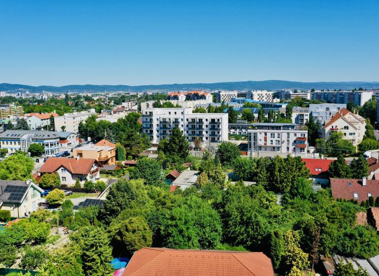 Moderný a priestranný 2i byt v novom projekte, Geologická - Pohľad na zeleň a budovy v Bratislave - Podunajských Biskupiciach, ulica Geologická.