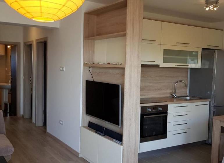 CHORVÁTSKO - Zariadený apartmán, 1. rad od mora - MANDRE, ostrov PAG - Kuchyňa v 3-izbovom byte so vstavanými spotrebičmi a televízorom na stene.