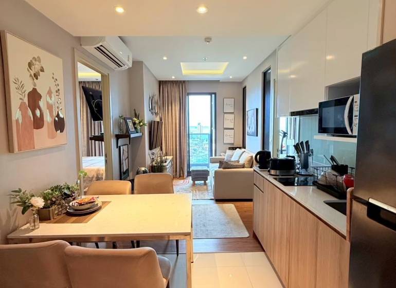 2 SPÁLŇOVÝ APARTMÁN ONCE PATTAYA - Kuchyňa a jedálenský kút v 3-izbovom byte s pohodlným sedením a výhľadom.