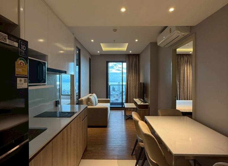2 SPÁLŇOVÝ APARTMÁN ONCE PATTAYA - Kuchyňa a jedáleň v 3-izbovom byte s výhľadom z balkóna.