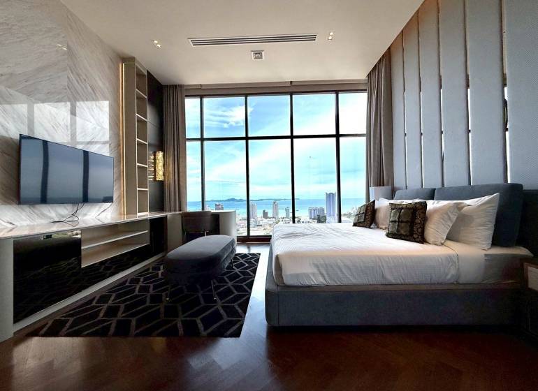 PENTHOUSE ONCE PATTAYA - Luxusná spálňa v 4-izbovom byte s nádherným výhľadom na Pattaya.