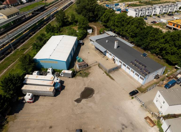 Na predaj polyfunkčný objekt na pozemku 4609 m2, TN - Zámostie - Letecký pohľad na sklady a haly na Kasárenskej ulici v Trenčíne pri železnici.