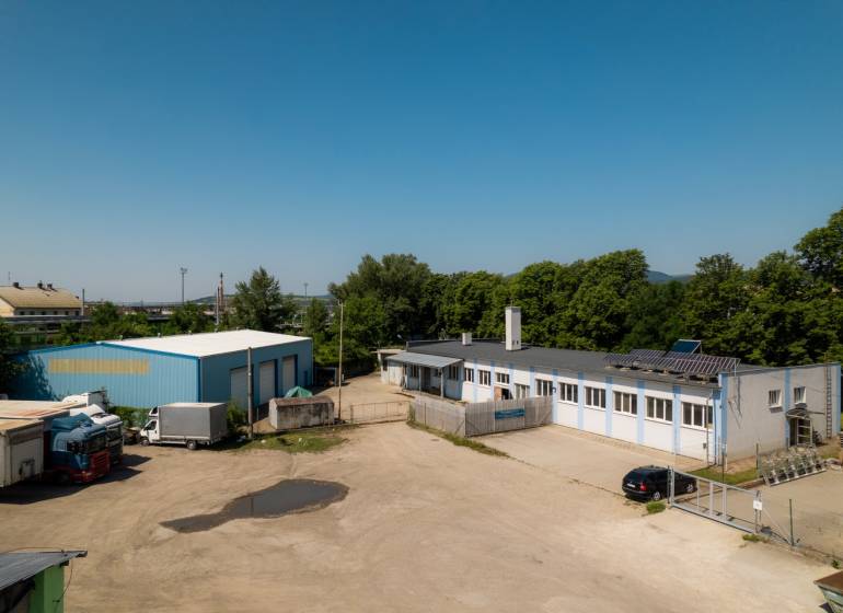 Na predaj polyfunkčný objekt na pozemku 4609 m2, TN - Zámostie - Areál na Kasárenskej ulici v Trenčíne so skladmi a parkovaním nákladných áut.