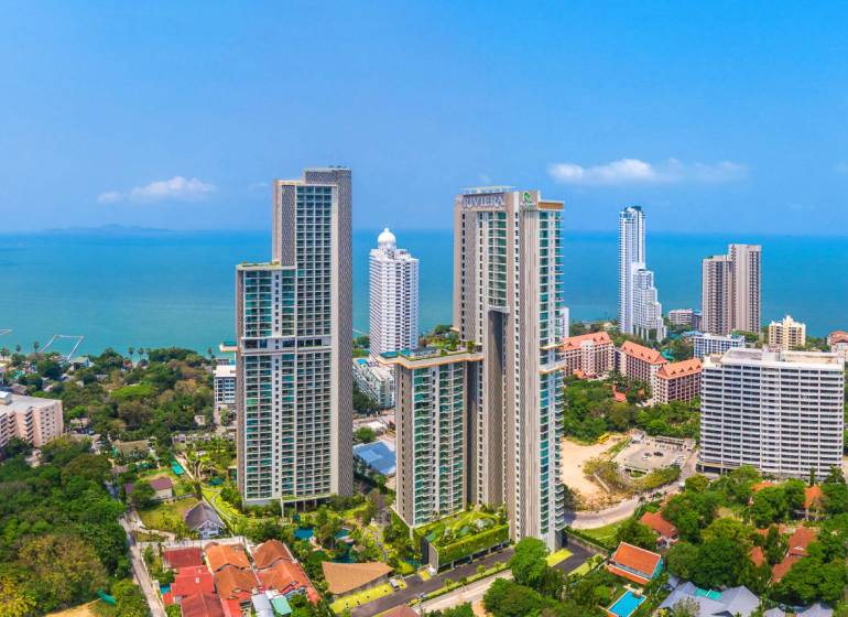 THE RIVIERA WONGAMAT BEACH PATTAYA - Výstavba bytov v Pattayi, výškové budovy pri pobreží s výhľadom na more.