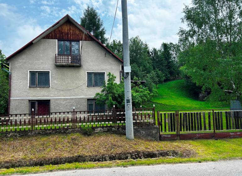 STARŠÍ RODINNÝ DOM, POZEMOK 2476 m2, VEĽKÁ LESNÁ; - Rodinný dom vo Veľkej Lesnej s upravenou záhradou a trávnikom, obklopený stromami.