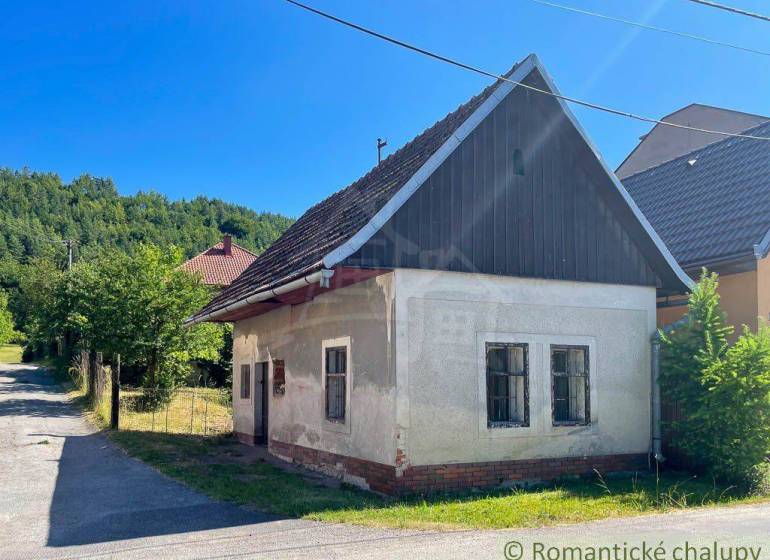 Vytvorte si vysnívaný domov v Šalkovej (Banská Bystrica) - Rodinný dom v Banskej Bystrici s tradičnou sedlovou strechou, okolitá príroda.