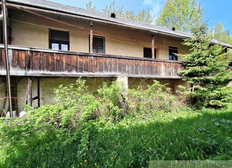 Súbor nehnuteľností určených na revitalizáciu Pohorelá -Nízke Tatry - Rodinný dom v Pohorelej so starším dreveným balkónom a upravenou zeleňou.