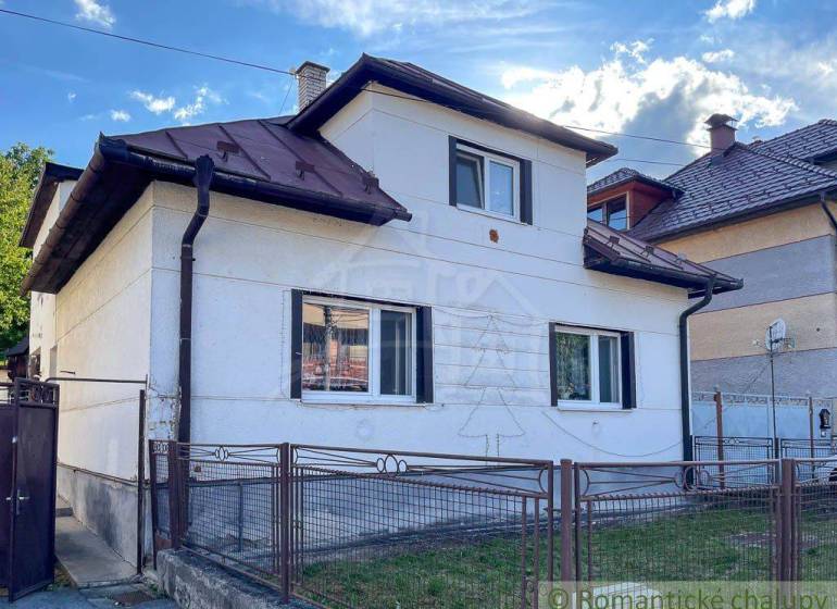 Rodinný dom so slnečnou záhradou v obci Sielnica, okres Zvolen - Rodinný dom v Sielnici s bielou fasádou a šikmou strechou.