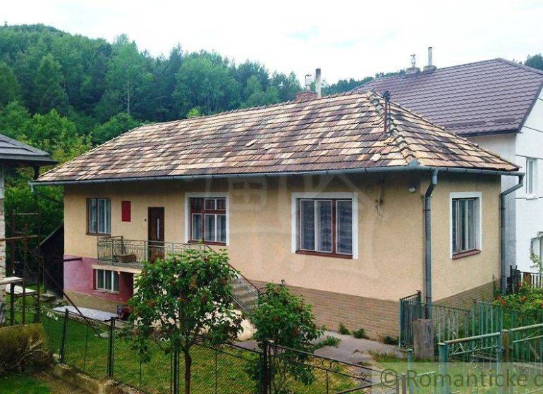Útulný vidiecky domček, Fričovce - Rodinný dom vo Fričovciach so šikmou strechou, záhradou a okolitým lesom.
