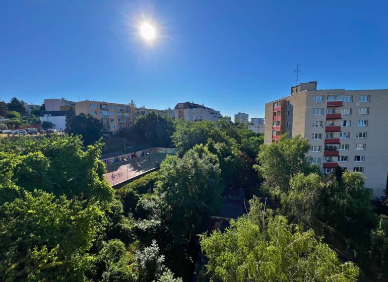 2 i byt s loggiou, balkónom a pivnicou, Ladzianskeho, Kramáre BA III - Slnečný výhľad na zeleň a budovy z 2-izbového bytu na Ladzianskeho v Bratislave.