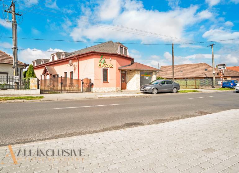 NA PREDAJ PRIESTRANNÝ RODINNÝ DOM, DUNAJSKÁ STREDA - Rodinný dom na ulici Gyulu Szabóa v Dunajskej Strede, vedľa cesty a áut.