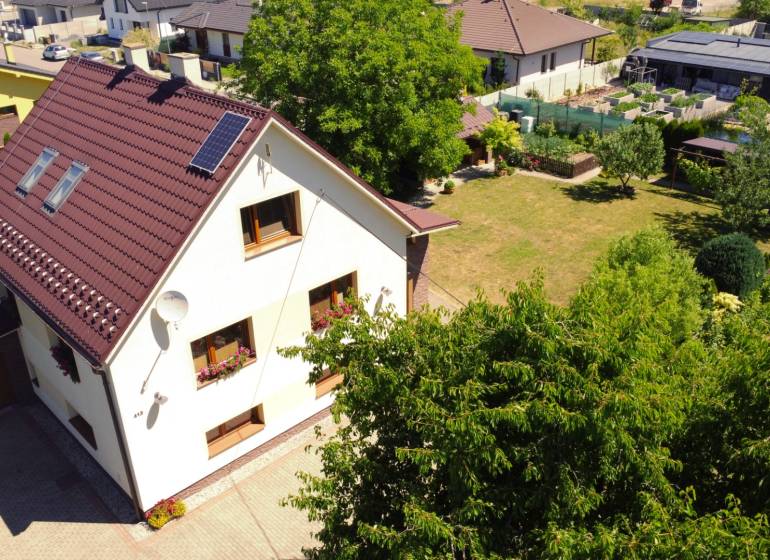 RODINNÝ DOM S GARÁŽOU A ALTÁNKOM, KRIVÁŇ, 933 M2 - Rodinný dom v Kriváni na ulici Kriváň s priestrannou záhradou a udržiavaným trávnikom.