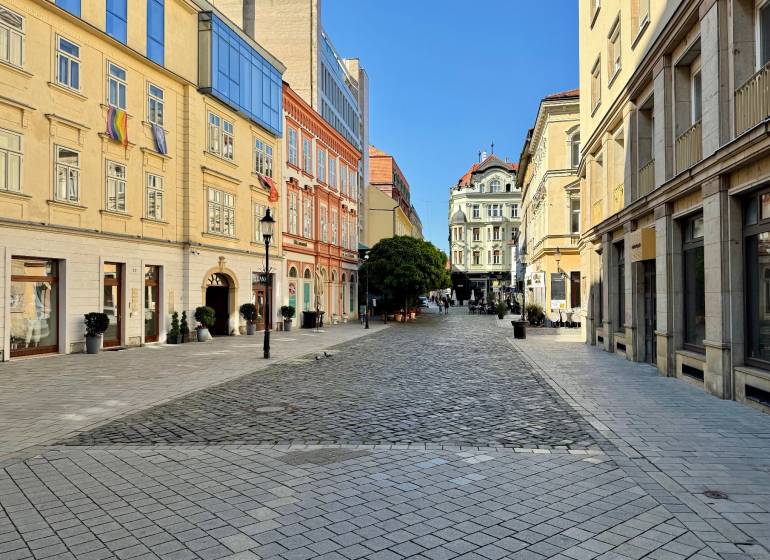2i zariadený byt , Laurinská ul., BA I.- Staré Mesto, 57,30m2 - Pohľad na pokojnú ulicu Laurinská v Bratislave - Staré Mesto s historickými budovami.