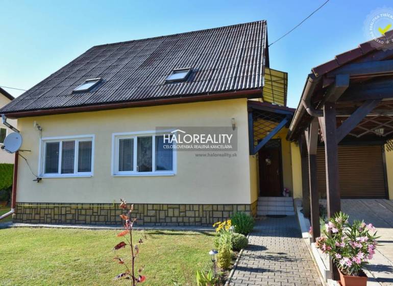 Predaj, rodinný dom Župkov - EXKLUZÍVNE HALO REALITY - Žltý rodinný dom v Župkove s terasou a záhradou, parkovacie miesto.