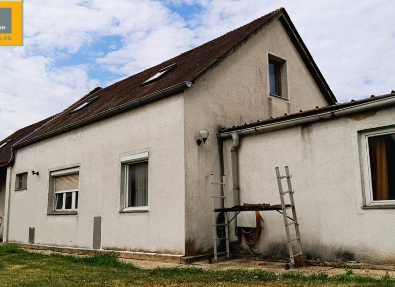 Predaj rodinného domu, Neusiedl am See - Rodinný dom v meste 2473 Potzneusiedl s jednoduchou fasádou a sedlovou strechou.