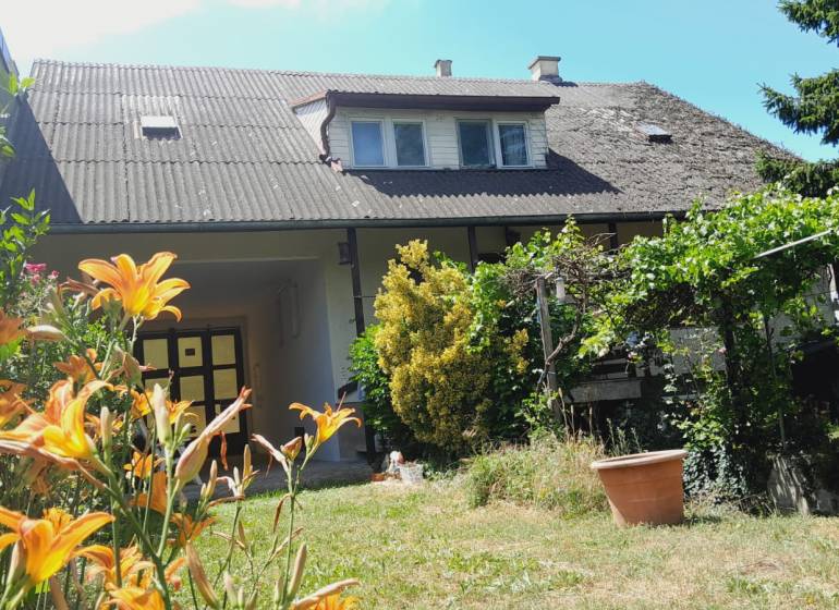 Predaj rodinného domu, Neusiedl am See - Rodinný dom v Potzneusiedli s kvetinovou záhradou, vinicou a tradičným šikmým strešným designom.