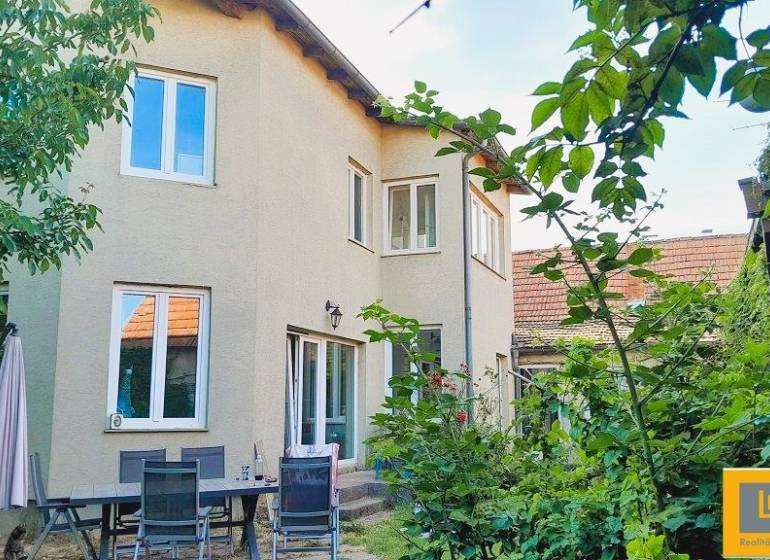 Predaj rodinného domu, Neusiedl am See - Rodinný dom v Kittsee so záhradou a terasou, obklopený množstvom zelene.