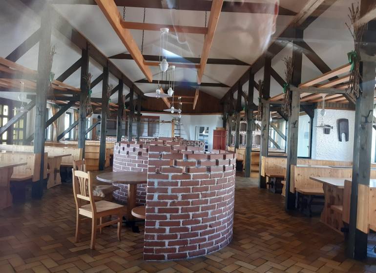 Predaj gastro priestoru, Hornerstraße, Hornerstraße, Hollabrunn - Interiér reštaurácie s tehlovým krbom na ulici Hornerstraße, ideálny pre gastro priestory.