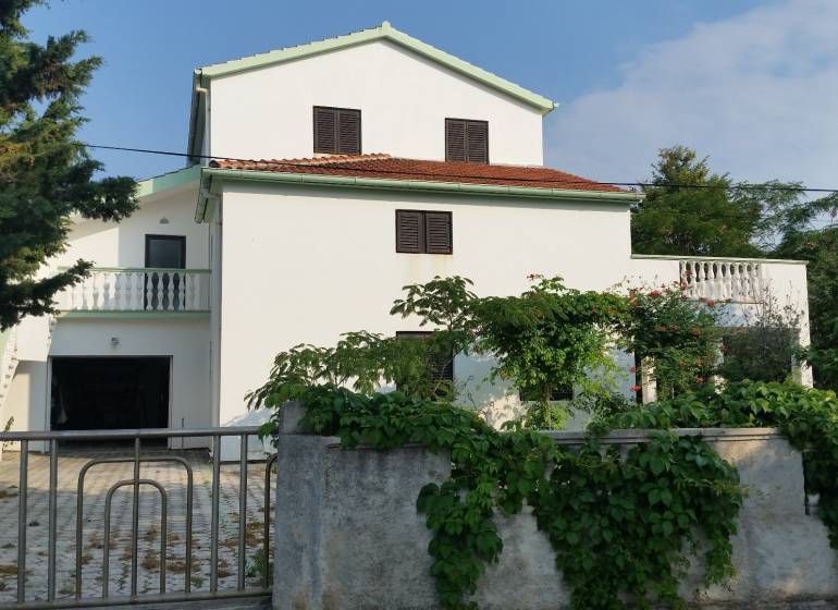 CHORVÁTSKO - 2. rad od mora - apartmánový dom - VRSI, Zadar - Rodinný dom vo Vrsi s bielou fasádou a terasou obklopený zeleňou.