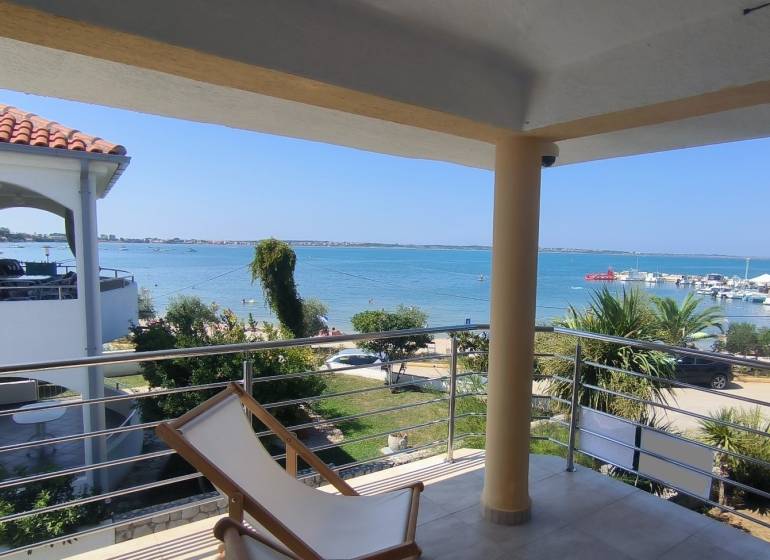 CHORVÁTSKO - 1. rad od mora - Rodinný dom - VRSI, Zadar - Výhľad z rodinného domu vo Vrsi na more a prístav so zeleňou.